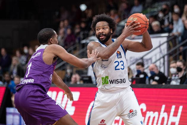 BG Göttingen - Fraport Skyliners 06.04.2022, Basketball-Bundesliga, Saison 2021 2022, 17. Spieltag, BG Göttingen - Fraport Skyliners. Frankfurts Quantez Robertson (r) spielt gegen Göttingens Jeremiah Martin. Göttingen Niedersachsen Deutschland