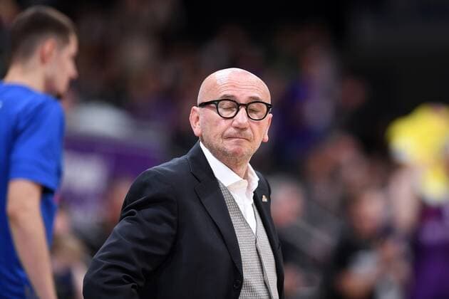 Luca Dalmonte (Head-Coach, Trainer Skyliners Frankfurt) enttaeuscht, frustriert, Emotion , Basketball, Bundesliga, BBL, BG Goettingen - Fraport Skyliners Frankfurt, 06.04.2022, BG Goettingen - Skyliners Frankfurt, Basketball, Bundesliga, GER, BBL, 06.04.2022 Goettingen Copyright: xEibner-Pressefotox-xRolandxSippelx