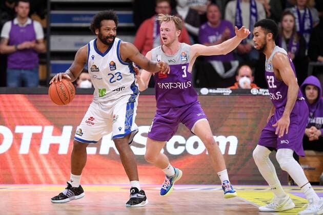 Quantez Robertson (Skyliners Frankfurt) (am Ball), Harald Frey (BG Goettingen), Stephen Brown Jr. (BG Goettingen) (R) , Basketball, Bundesliga, BBL, BG Goettingen - Fraport Skyliners Frankfurt, 06.04.2022, BG Goettingen - Skyliners Frankfurt, Basketball, Bundesliga, GER, BBL, 06.04.2022 Goettingen Copyright: xEibner-Pressefotox-xRolandxSippelx