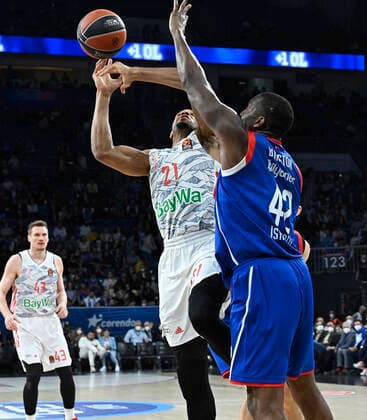 Bryant Dunston (42) of Anadolu Efes Istanbul and Augustine Rubit (21) of Bayerm Munich in action during the Turkish Airlines EuroLeague Regular Season Round 19 match between Anadolu Efes Istanbul and Bayerm Munich at Sinan Erdem Dome in Istanbul, Turkey , on April 6, 2022. Photo : Seskimphoto 