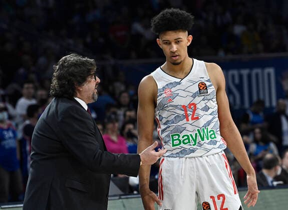 Coach Andrea Trinchieri and Jason George of Bayerm Munich in action during the Turkish Airlines EuroLeague Regular Season Round 19 match between Anadolu Efes Istanbul and Bayerm Munich at Sinan Erdem Dome in Istanbul, Turkey , on April 6, 2022. Photo : Seskimphoto 