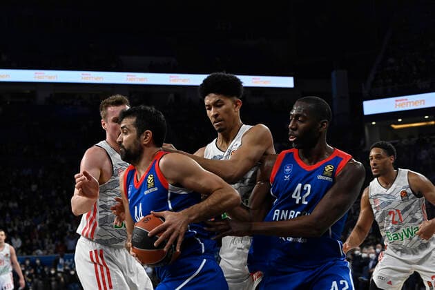 Krunoslav Simon (44) and Bryant Dunston (42) of Anadolu Efes Istanbul and Leon Radosevic(43) , Jason George (12) of Bayerm Munich in action during the Turkish Airlines EuroLeague Regular Season Round 19 match between Anadolu Efes Istanbul and Bayerm Munich at Sinan Erdem Dome in Istanbul, Turkey , on April 6, 2022. Photo : Seskimphoto 
