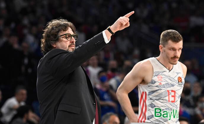 Coach Andrea Trinchieri of Bayerm Munich in action during the Turkish Airlines EuroLeague Regular Season Round 19 match between Anadolu Efes Istanbul and Bayerm Munich at Sinan Erdem Dome in Istanbul, Turkey , on April 6, 2022. Photo : Seskimphoto 