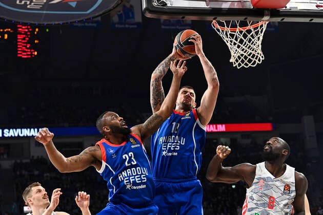 James Anderson (23) , Adrien Moerman (18) of Anadolu Efes Istanbul and Othello Hunter (8) of Bayerm Munich in action during the Turkish Airlines EuroLeague Regular Season Round 19 match between Anadolu Efes Istanbul and Bayerm Munich at Sinan Erdem Dome in Istanbul, Turkey , on April 6, 2022. Photo : Seskimphoto 