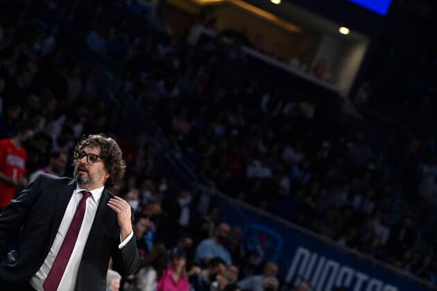 Coach Andrea Trinchieri of Bayerm Munich in action during the Turkish Airlines EuroLeague Regular Season Round 19 match between Anadolu Efes Istanbul and Bayerm Munich at Sinan Erdem Dome in Istanbul, Turkey , on April 6, 2022. Photo : Seskimphoto 