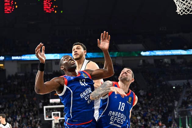 Bryant Dunston (L) , Adrien Moerman (R) of Anadolu Efes Istanbul and Leon Radosevic (C) of Bayerm Munich in action during the Turkish Airlines EuroLeague Regular Season Round 19 match between Anadolu Efes Istanbul and Bayerm Munich at Sinan Erdem Dome in Istanbul, Turkey , on April 6, 2022. Photo : Seskimphoto 
