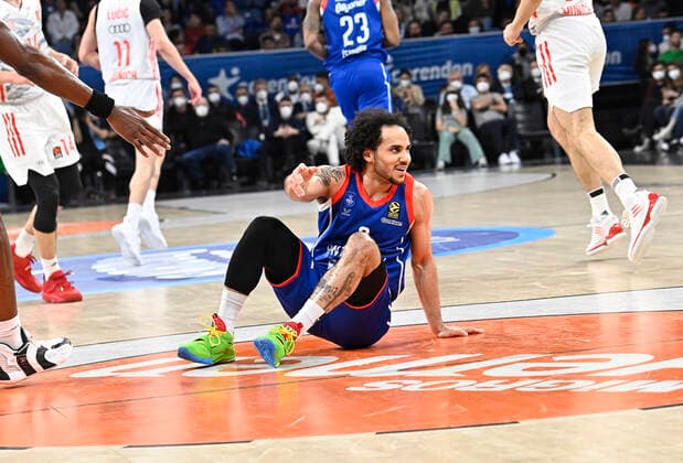 Shane Larkin of Anadolu Efes Istanbul during the Turkish Airlines EuroLeague Regular Season Round 19 match between Anadolu Efes Istanbul and Bayerm Munich at Sinan Erdem Dome in Istanbul, Turkey , on April 6, 2022. Photo : Seskimphoto 