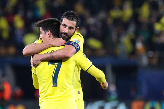 Sport Themen der Woche KW14 Sport Bilder des Tages Hug between Gerard Moreno (Villarreal CF) and Raul Albiol (Villarreal CF) at the end of the match during Villarreal FC vs Byern Munich, UEFA Champions League football match in Villarreal, Italy, April 06 2022  Copyright: xNicolaxMastronardix xipa-agency.x xx 0