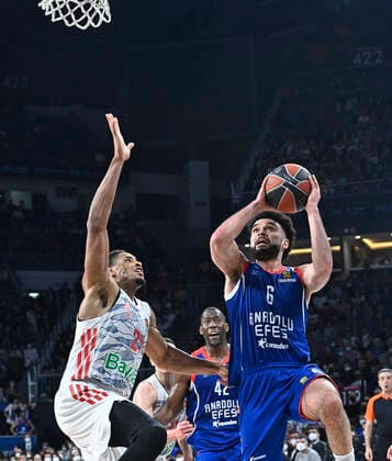 Elijah Bryant (6) of Anadolu Efes Istanbul and Augustine Rubit of Bayerm Munich in action during the Turkish Airlines EuroLeague Regular Season Round 19 match between Anadolu Efes Istanbul and Bayerm Munich at Sinan Erdem Dome in Istanbul, Turkey , on April 6, 2022. Photo : Seskimphoto 