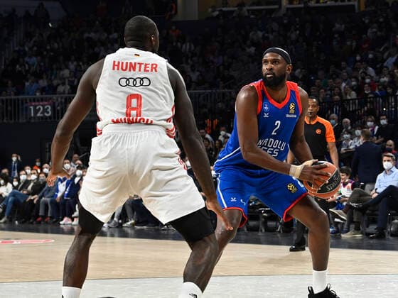 Chris Singleton (2) of Anadolu Efes Istanbul and Othello Hunter (8) of Bayerm Munich in action during the Turkish Airlines EuroLeague Regular Season Round 19 match between Anadolu Efes Istanbul and Bayerm Munich at Sinan Erdem Dome in Istanbul, Turkey , on April 6, 2022. Photo : Seskimphoto 