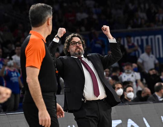 Coach Andrea Trinchieri of Bayerm Munich during the Turkish Airlines EuroLeague Regular Season Round 19 match between Anadolu Efes Istanbul and Bayerm Munich at Sinan Erdem Dome in Istanbul, Turkey , on April 6, 2022. Photo : Seskimphoto 