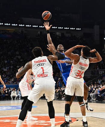 Bryant Dunston of Anadolu Efes Istanbul and Darrun Hilliard (32) , Deshaun Thomas (1) of Bayerm Munich in action during the Turkish Airlines EuroLeague Regular Season Round 19 match between Anadolu Efes Istanbul and Bayerm Munich at Sinan Erdem Dome in Istanbul, Turkey , on April 6, 2022. Photo : Seskimphoto 