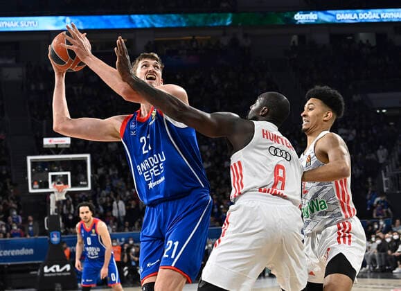 Sport Bilder des Tages Tibor Pleiss (21) of Anadolu Efes Istanbul and Othello Hunter (8) , Jason George (R) of Bayerm Munich in action during the Turkish Airlines EuroLeague Regular Season Round 19 match between Anadolu Efes Istanbul and Bayerm Munich at Sinan Erdem Dome in Istanbul, Turkey , on April 6, 2022. Photo : Seskimphoto 
