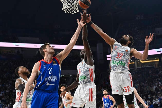 Tibor Pleis (21) of Anadolu Efes Istanbul and Othello Hunter (8) , Darrun Hilliard (32) of Bayerm Munich in action during the Turkish Airlines EuroLeague Regular Season Round 19 match between Anadolu Efes Istanbul and Bayerm Munich at Sinan Erdem Dome in Istanbul, Turkey , on April 6, 2022. Photo : Seskimphoto 