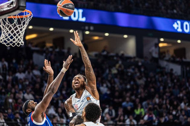 Sport Bilder des Tages April 6, 2022, Istanbul, Turkey: Deshaun Thomas (R) of FC Bayern Munich and Chris Singelton (L) of Anadolu Efes Istanbul seen in action during Round 19 of the 2021 2022 Turkish Airlines Euroleague Regular Season between Anadolu Efes and Bayern Munich at Sinan Erdem Dome. Final score; Anadolu Efes 81:76 Bayern Munich. Istanbul Turkey - ZUMAs197 20220406_zaa_s197_351 Copyright: xNicholasxMullerx