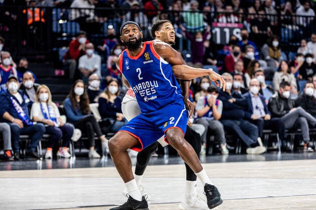 April 6, 2022, Istanbul, Turkey: Augustine Rubit (B) of FC Bayern Munich and Chris SIngleton (F) of Anadolu Efes Istanbul seen in action during Round 19 of the 2021 2022 Turkish Airlines Euroleague Regular Season between Anadolu Efes and Bayern Munich at Sinan Erdem Dome. Final score; Anadolu Efes 81:76 Bayern Munich. Istanbul Turkey - ZUMAs197 20220406_zaa_s197_353 Copyright: xNicholasxMullerx