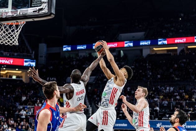 April 6, 2022, Istanbul, Turkey: Othello Hunter (L2), Jason George (C) of FC Bayern Munich and Tibor Pleiss (L) of Anadolu Efes Istanbul seen in action during Round 19 of the 2021 2022 Turkish Airlines Euroleague Regular Season between Anadolu Efes and Bayern Munich at Sinan Erdem Dome. Final score; Anadolu Efes 81:76 Bayern Munich. Istanbul Turkey - ZUMAs197 20220406_zaa_s197_358 Copyright: xNicholasxMullerx