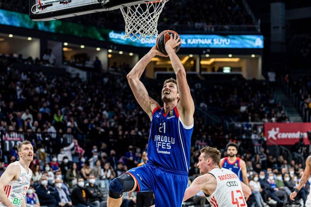 April 6, 2022, Istanbul, Turkey: Tibor Pleiss (C) of Anadolu Efes Istanbul seen in action during Round 19 of the 2021 2022 Turkish Airlines Euroleague Regular Season between Anadolu Efes and Bayern Munich at Sinan Erdem Dome. Final score; Anadolu Efes 81:76 Bayern Munich. Istanbul Turkey - ZUMAs197 20220406_zaa_s197_375 Copyright: xNicholasxMullerx