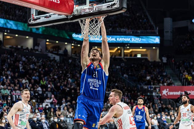 April 6, 2022, Istanbul, Turkey: Tibor Pleiss (C) of Anadolu Efes Istanbul seen in action during Round 19 of the 2021 2022 Turkish Airlines Euroleague Regular Season between Anadolu Efes and Bayern Munich at Sinan Erdem Dome. Final score; Anadolu Efes 81:76 Bayern Munich. Istanbul Turkey - ZUMAs197 20220406_zaa_s197_379 Copyright: xNicholasxMullerx