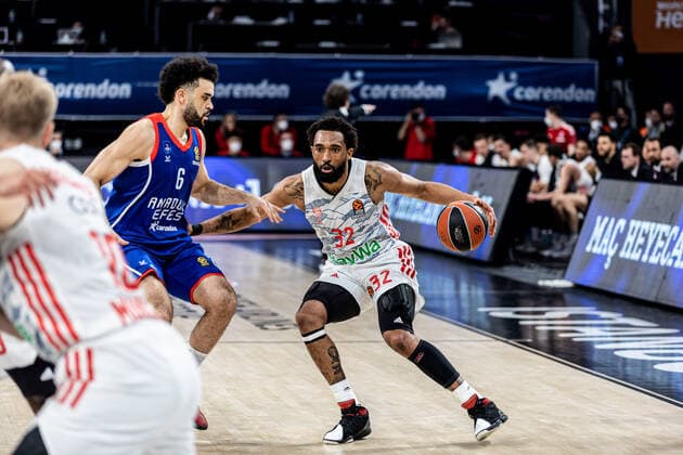 April 6, 2022, Istanbul, Turkey: Darrun Hilliard (R) of FC Bayern Munich and Elijah Bryant (L) of Anadolu Efes Istanbul seen in action during Round 19 of the 2021 2022 Turkish Airlines Euroleague Regular Season between Anadolu Efes and Bayern Munich at Sinan Erdem Dome. Final score; Anadolu Efes 81:76 Bayern Munich. Istanbul Turkey - ZUMAs197 20220406_zaa_s197_385 Copyright: xNicholasxMullerx