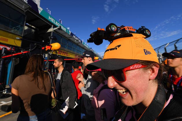 AUSTRALIAN F1 GRAND PRIX, Spectators are seen during an open pit lane session at the Formula 1 Australian Grand Prix 2022 at the Albert Park Grand Prix Circuit in Melbourne, Thursday, April 7, 2022. ( NO ARCHIVING, EDITORIAL USE ONLY, NO USE IN BOOKS WITHOUT CONSENT MELBOURNE VIC AUSTRALIA  Copyright: xJAMESxROSSx 20220407001644508650