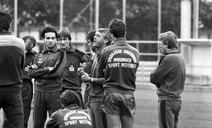 24.09.86 FC Swarovski Tirol Hansi Müller Österreich, Innsbruck, 24.09.1986, Fussball, Bundesliga, FC Swarovski Tirol: Hansi Müller mit Felix Latzke (Trainer). *** 24 09 86 FC Swarovski Tirol Hansi Müller Austria, Innsbruck, 24 09 1986, football, Bundesliga, FC Swarovski Tirol Hansi Müller with Felix Latzke coach