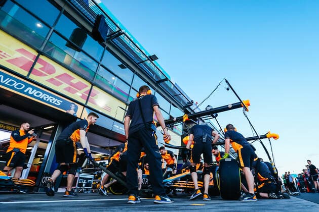 April 7, 2022, Melbourne, Victoria, Australia: MELBOURNE, AUSTRALIA - APRIL 7: Preparations and pit stop practice for McLaren F1 Team at the 2022 Australian Formula 1 Grand Prix on 7th April 2022 Melbourne Australia - ZUMAp121 20220407_zsp_p121_028 Copyright: xChrisxPutnamx