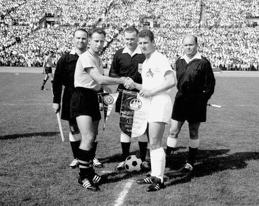 Endspiel Deutsche Meisterschaft Borussia Dortmund - 1. FC Koeln 1963 in Stuttgart 3:1 29.06.1963 Begruessung Willi Burgsmueller und Hans Schaefer, Schiedsrichter Kurt Tschenscher in der Mitte *** Final German Championship Borussia Dortmund 1 FC Koeln 1963 in Stuttgart 3 1 29 06 1963 Welcoming Willi Burgsmueller and Hans Schaefer, referee Kurt Tschenscher in the middle HM