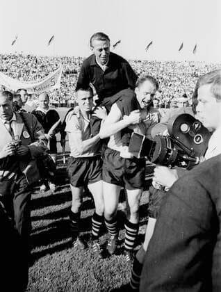 Endspiel Deutsche Meisterschaft Borussia Dortmund - 1. FC Koeln 1963 in Stuttgart 3:1 29.06.1963 Trainer Hermann Eppenhoff auf den Schultern von Wolfgang Paul und Friedhelm Konietzka *** Final German Championship Borussia Dortmund 1 FC Koeln 1963 in Stuttgart 3 1 29 06 1963 Coach Hermann Eppenhoff on the shoulders of Wolfgang Paul and Friedhelm Konietzka HM