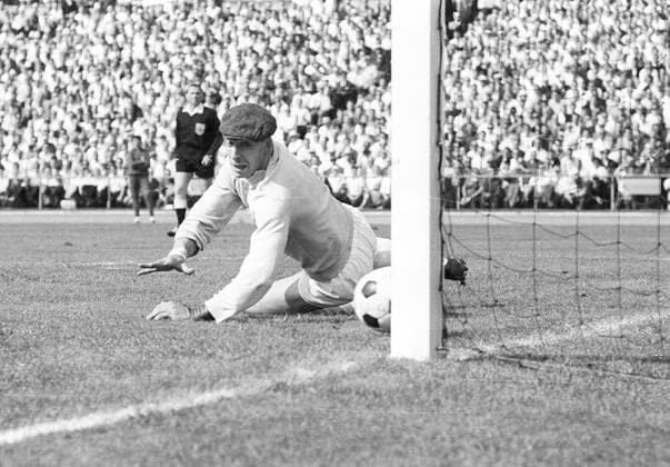 Endspiel Deutsche Meisterschaft Borussia Dortmund - 1. FC Koeln 1963 in Stuttgart 3:1 29.06.1963 Torwart Fritz Ewert (Koeln) kassiert 1. Tor für den BVB durch Dieter Kurrat (nicht auf dem Bild) *** Final German championship Borussia Dortmund 1 FC Koeln 1963 in Stuttgart 3 1 29 06 1963 Goalkeeper Fritz Ewert Koeln concedes 1 goal for BVB by Dieter Kurrat not in the picture HM