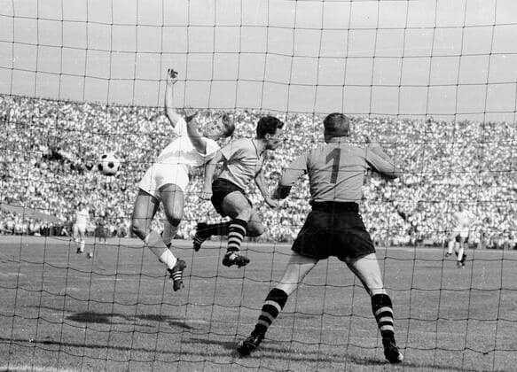Endspiel Deutsche Meisterschaft Borussia Dortmund - 1. FC Koeln 1963 in Stuttgart 3:1 29.6.1963 von links Karl-Heinz Thielen (Köln) Aktion gegen Lothar Geisler und Torwart Bernhard Wessel (beide BVB) *** Final German Championship Borussia Dortmund 1 FC Koeln 1963 in Stuttgart 3 1 29 6 1963 from left Karl Heinz Thielen Cologne action against Lothar Geisler and goalkeeper Bernhard Wessel both BVB HM
