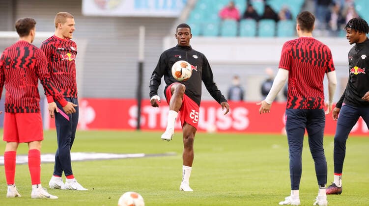 RB Leipzig - Bergamo 07.04.2022 Leipzig, 07.04.2022, Red Bull Arena, Fussball, UEFA Europa League, Viertelfinale , RB Leipzig vs. Atalanta Bergamo , Im Bild; Erwärmung Warm Up vor dem Spiel. Nordi Mukiele (22, RB Leipzig). , UEFA regulations prohibit any use of photographs as image sequences and or quasi-video.