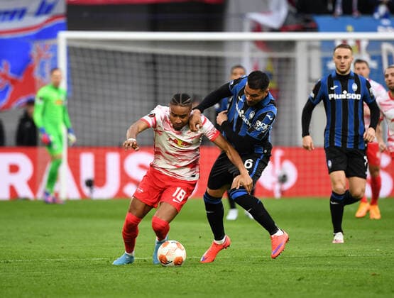 Fussball, Herren, Saison 2021 2022, Europa League (Viertelfinale, Hinspiel), RB Leipzig - Atalanta Bergamo, v. l. Christopher Nkunku (RB Leipzig), Jose Luis Palomino (Atalanta Bergamo), 07.04. 2022, Copyright: xSebastianxRäppoldx xMatthiasxKochx