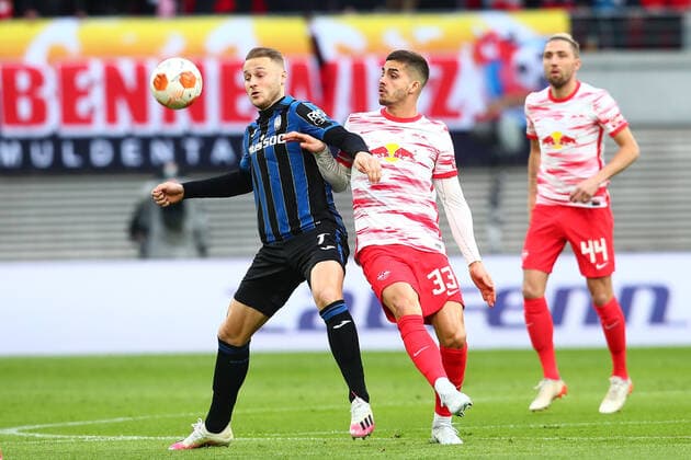 07.04.2022, xtgx, Fussball UEFA European League, RB Leipzig - Atalanta Bergamo emspor, v.l. Teun Koopmeiners (Atalanta Bergamo, 7), Andre Silva (Leipzig, 33) (DFL DFB REGULATIONS PROHIBIT ANY USE OF PHOTOGRAPHS as IMAGE SEQUENCES and or QUASI-VIDEO) Leipzig
