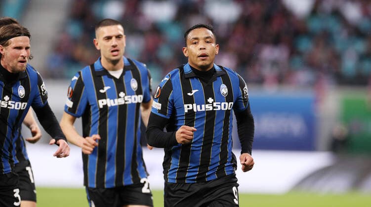 RB Leipzig - Bergamo 07.04.2022 Leipzig, 07.04.2022, Red Bull Arena, Fussball, UEFA Europa League, Viertelfinale , RB Leipzig vs. Atalanta Bergamo , Im Bild; Tor für Atalanta Bergamo. Luis Muriel (9, Bergamo) trifft zum 0:1 und jubelt mit den Teamkollegen.. , UEFA regulations prohibit any use of photographs as image sequences and or quasi-video.