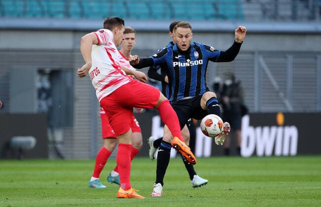 Willi Orban, Teun Koopmeiners Aktion Spielszene Zweikampf Fußball Fussball UEFA Euroleague Europa League UEL Viertelfinale Herren Saison 2021 2022 07.04.2022 Rasen Ballsport RB Leipzig RBL vs. Atalanta Bergamo DFL regulations prohibit any use of photographs as image sequences and or quasi-video.