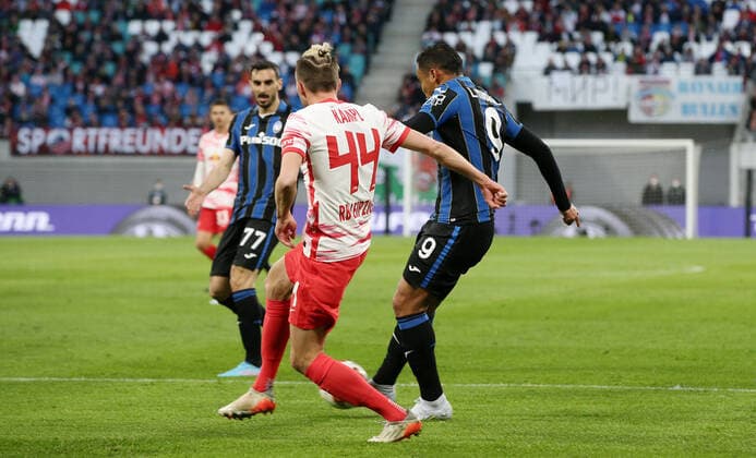 Kevin Kampl, Luis Muriel Tor Torschuß zum 0:1 Aktion Spielszene Zweikampf Fußball Fussball UEFA Euroleague Europa League UEL Viertelfinale Herren Saison 2021 2022 07.04.2022 Rasen Ballsport RB Leipzig RBL vs. Atalanta Bergamo DFL regulations prohibit any use of photographs as image sequences and or quasi-video.