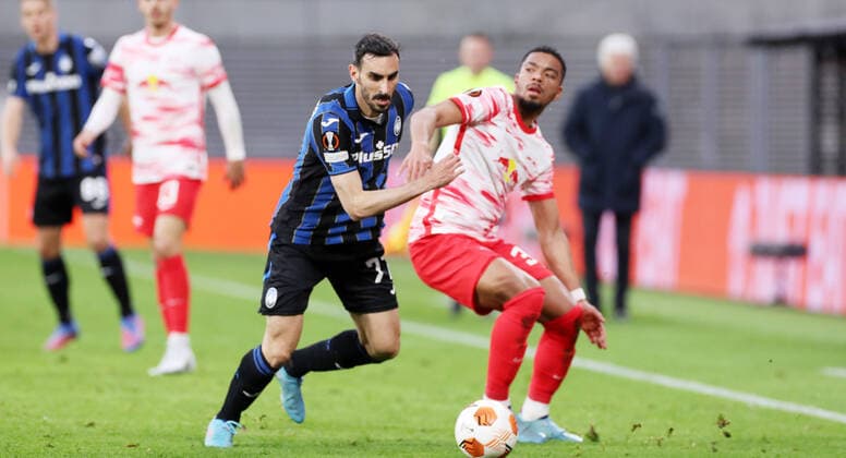 RB Leipzig - Bergamo 07.04.2022 Leipzig, 07.04.2022, Red Bull Arena, Fussball, UEFA Europa League, Viertelfinale , RB Leipzig vs. Atalanta Bergamo , Im Bild von links; Davide Zappacosta (77, Bergamo), Benjamin Henrichs (39, RB Leipzig). , UEFA regulations prohibit any use of photographs as image sequences and or quasi-video.