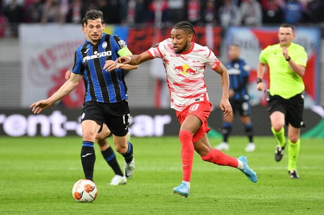 Remo Freuler (Atalanta Bergamo) li. und Christopher Nkunku (RB Leipzig) Mitte und Michael Oliver (Schiedsrichter) re., RB Leipzig vs. Atalanta Bergamo, Fussball, Europa League, 07.04.2022 DFB DFL REGULATIONS PROHIBIT ANY USE OF PHOTOGRAPHS AS IMAGE SEQUENCES AND OR QUASI-VIDEO RB Leipzig vs. Atalanta Bergamo, Fussball, Europa League, 07.04.2022 Leipzig Copyright: xBertxHarzer xEibner-Pressefotox