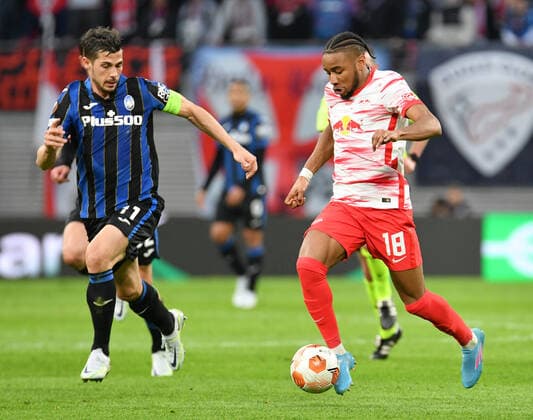 Remo Freuler (Atalanta Bergamo) li. und Christopher Nkunku (RB Leipzig) re. , RB Leipzig vs. Atalanta Bergamo, Fussball, Europa League, 07.04.2022 DFB DFL REGULATIONS PROHIBIT ANY USE OF PHOTOGRAPHS AS IMAGE SEQUENCES AND OR QUASI-VIDEO RB Leipzig vs. Atalanta Bergamo, Fussball, Europa League, 07.04.2022 Leipzig Copyright: xBertxHarzer xEibner-Pressefotox