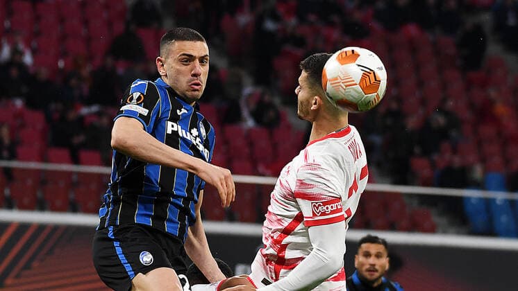Fußball UEFA Europa League, Viertelfinale, Hinspiel Saison 2021 2022, RB Leipzig vs. Atalanta Bergamo (07.04.2022) Kopfballduell zwischen Merih Demiral (Innenverteidiger Bergamo, Rueckennummer 28) (li.) und Andre Silva (Mittelstuermer RB Leipzig, Rueckennummer 33, 33) (re.) beim Spiel RB Leipzig gegen Bergamo (07.04.2022) Leipzig Sachsen Deutschland Red Bull Arena