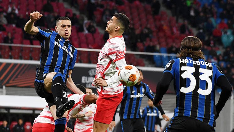Fußball UEFA Europa League, Viertelfinale, Hinspiel Saison 2021 2022, RB Leipzig vs. Atalanta Bergamo (07.04.2022) Kopfballduell zwischen Merih Demiral (Innenverteidiger Bergamo, Rueckennummer 28) (li.) und Andre Silva (Mittelstuermer RB Leipzig, Rueckennummer 33, 33) (re.) sowie Hans Hateboer (Rechter Verteidiger Bergamo, Rueckennummer 33) (re.) beim Spiel RB Leipzig gegen Bergamo (07.04.2022) Leipzig Sachsen Deutschland Red Bull Arena