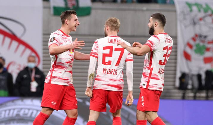 RB Leipzig - Bergamo 07.04.2022 Leipzig, 07.04.2022, Red Bull Arena, Fussball, UEFA Europa League, Viertelfinale , RB Leipzig vs. Atalanta Bergamo , Im Bild; Tor für RB Leipzig. Willi Orban (4, RB Leipzig) trifft zum 1:1 und jubelt mit Konrad Laimer (27, RB Leipzig), Josko Gvardiol (32, RB Leipzig). , UEFA regulations prohibit any use of photographs as image sequences and or quasi-video.