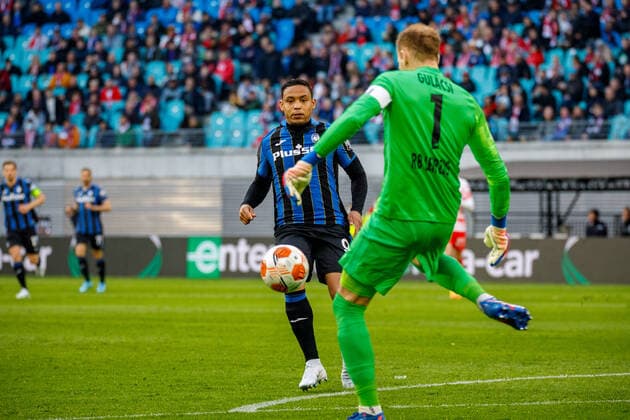 Leipzig, Deutschland 07. April 2022: Europa League - 2021 2022 - RB Leipzig vs. Bergamo v. li. im Zweikampf Luis Muriel (Atalanta Bergamo) und Torhueter Peter Gulacsi (RB Leipzig) Red Bull Stadion Sachsen Copyright: xFotostandx xMatybax