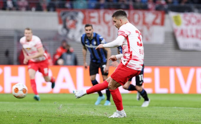 RB Leipzig - Bergamo 07.04.2022 Leipzig, 07.04.2022, Red Bull Arena, Fussball, UEFA Europa League, Viertelfinale , RB Leipzig vs. Atalanta Bergamo , Im Bild; Andre Silva (33, RB Leipzig) vergibt einen Elfmeter. , UEFA regulations prohibit any use of photographs as image sequences and or quasi-video.