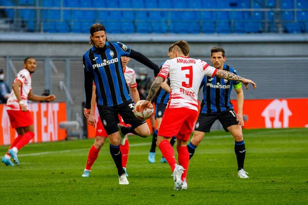 Leipzig, Deutschland 07. April 2022: Europa League - 2021 2022 - RB Leipzig vs. Bergamo v. li. im Zweikampf Hans Hateboer (Atalanta Bergamo) und Jose Angelino (RB Leipzig) Red Bull Stadion Sachsen Copyright: xFotostandx xMatybax
