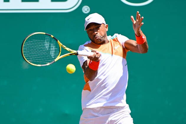 HOUSTON, TX - APRIL 07: Nicholas Monroe (USA) hits a return during the US Clay Court Championships quarterfinal doubles match at River Oaks Country Club on April 7, 2022 in Houston, TX. (Photo by Ken Murray Icon Sportswire) TENNIS: APR 07 U.S. Men™s Clay Court Championship Icon220407011