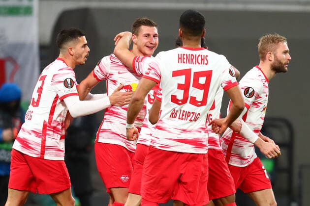 07.04.2022, xtgx, Fussball UEFA European League, RB Leipzig - Atalanta Bergamo emspor, v.l. Leipzig um Willi Orban (Leipzig, 4) nach Tor zum 1:1 Jubel, Torjubel, jubelt ueber das Tor, celebrate the goal, celebration (DFL DFB REGULATIONS PROHIBIT ANY USE OF PHOTOGRAPHS as IMAGE SEQUENCES and or QUASI-VIDEO) Leipzig
