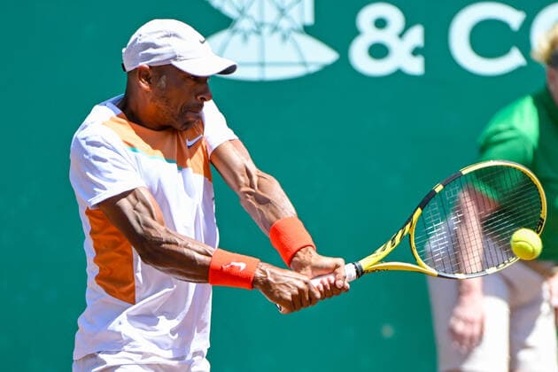 HOUSTON, TX - APRIL 07: Nicholas Monroe (USA) hits a return during the US Clay Court Championships quarterfinal doubles match at River Oaks Country Club on April 7, 2022 in Houston, TX. (Photo by Ken Murray Icon Sportswire) TENNIS: APR 07 U.S. Men™s Clay Court Championship Icon220407013