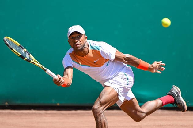 HOUSTON, TX - APRIL 07: Nicholas Monroe (USA) hits a return during the US Clay Court Championships quarterfinal doubles match at River Oaks Country Club on April 7, 2022 in Houston, TX. (Photo by Ken Murray Icon Sportswire) TENNIS: APR 07 U.S. Men™s Clay Court Championship Icon220407014